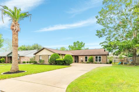 339 N Amherst Drive West Columbia TX 77486