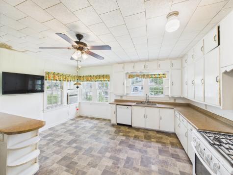 305 W Converse Street Weimar TX 78962
