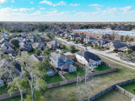107 Forest Bend Court Clute TX 77531