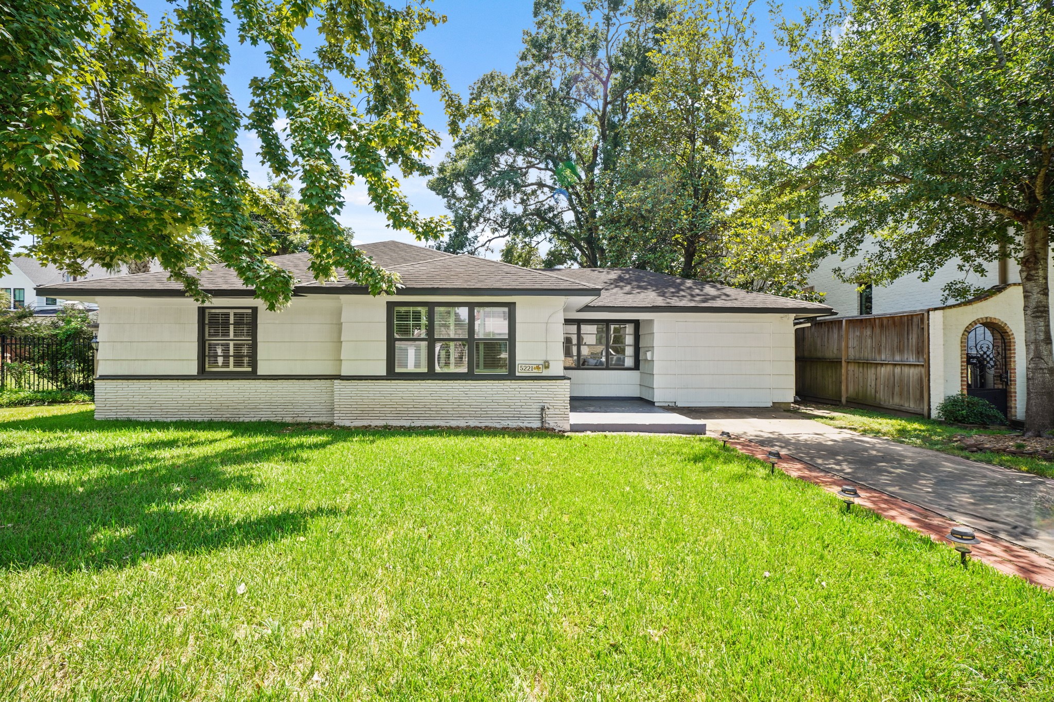 5221 Maple Street Bellaire TX 77401