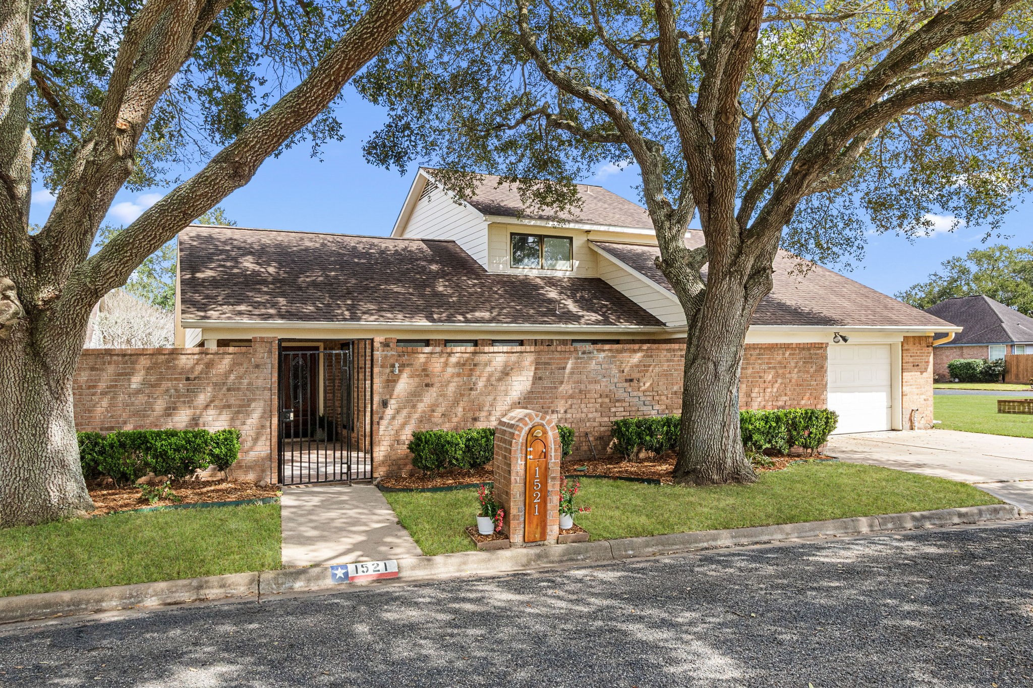 1521 Oakcrest Street Wharton TX 77488