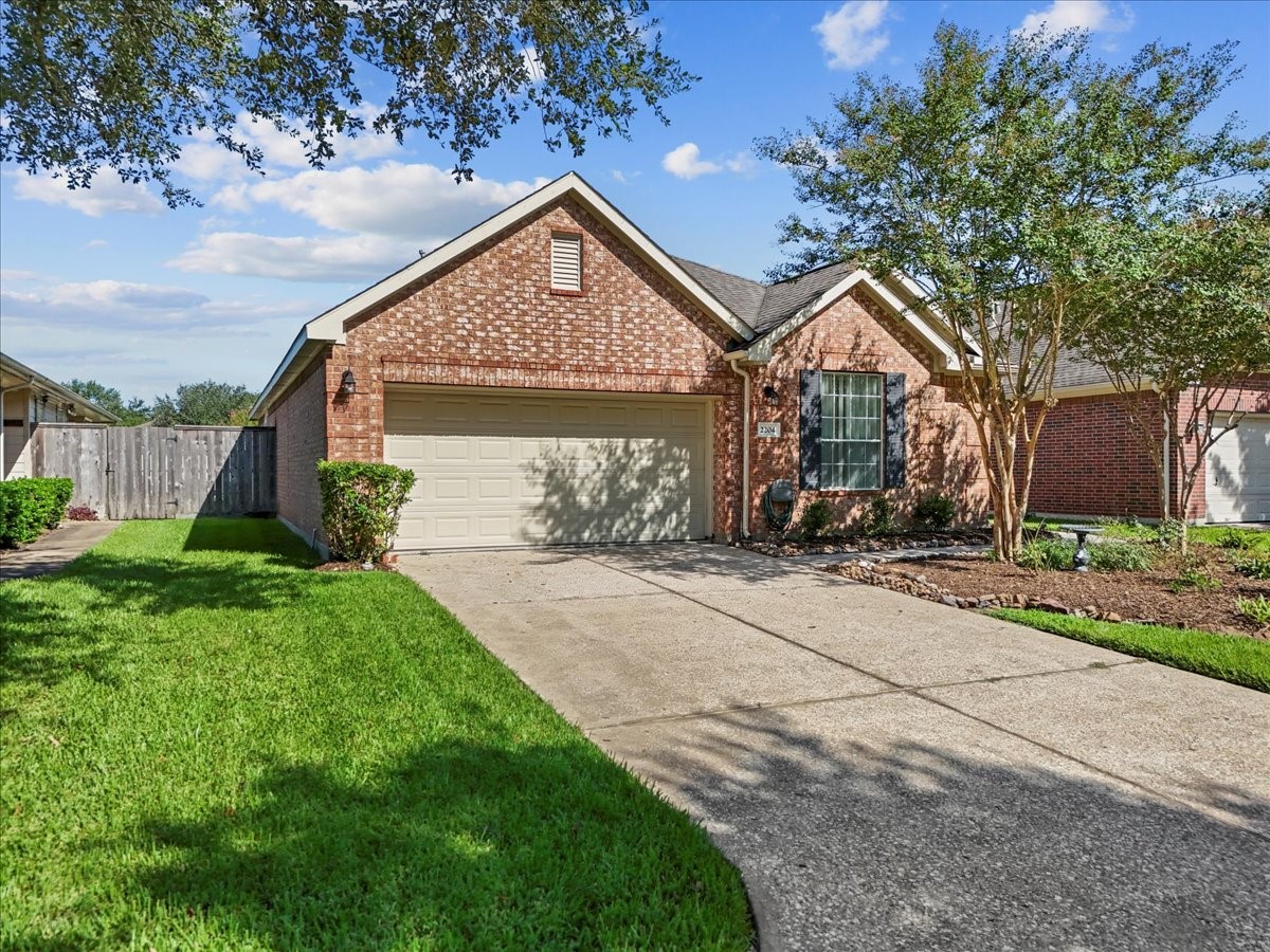 2204 E Marsala Drive Pearland TX 77581