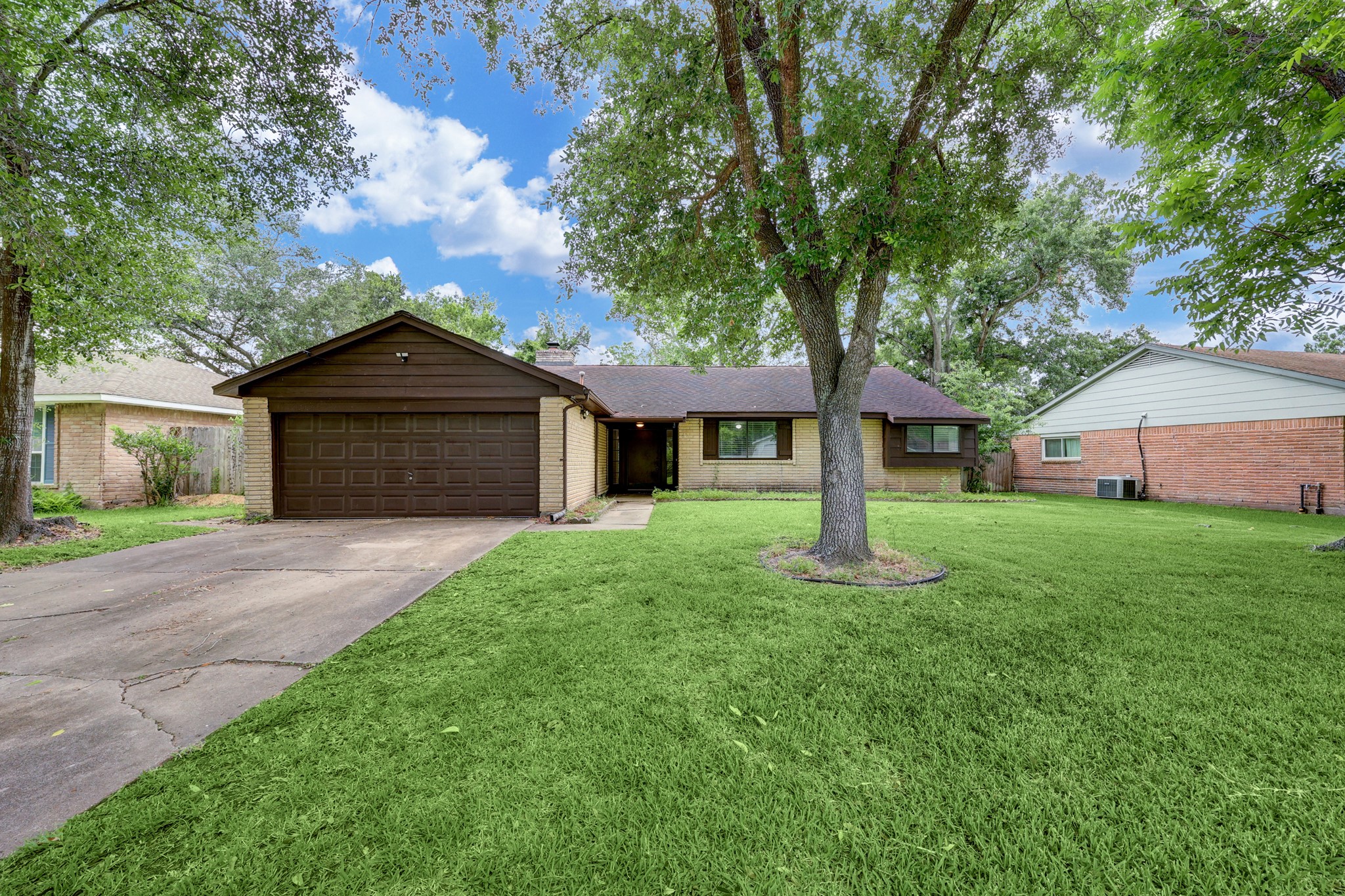 405 Stonehenge Lane Friendswood TX 77546