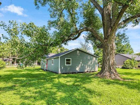1011 N Arcola Street Angleton TX 77515