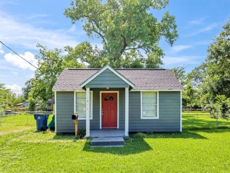1011 N Arcola Street Angleton TX 77515