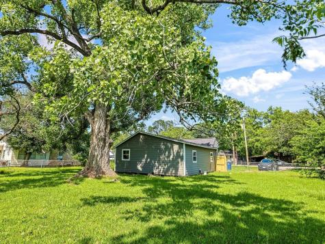 1011 N Arcola Street Angleton TX 77515