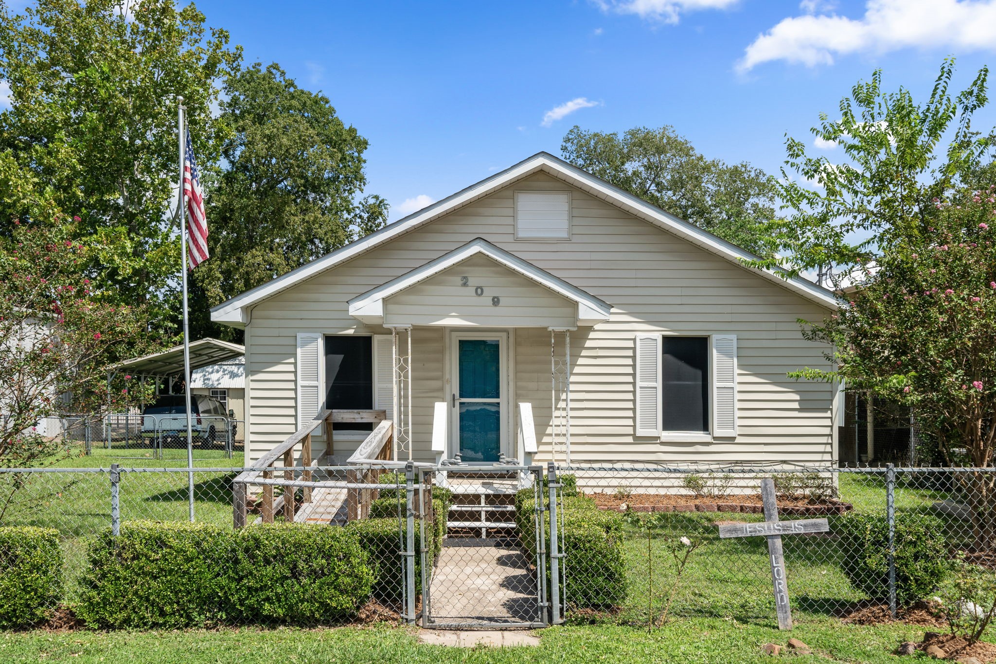 209 N Sycamore Street Tomball TX 77375