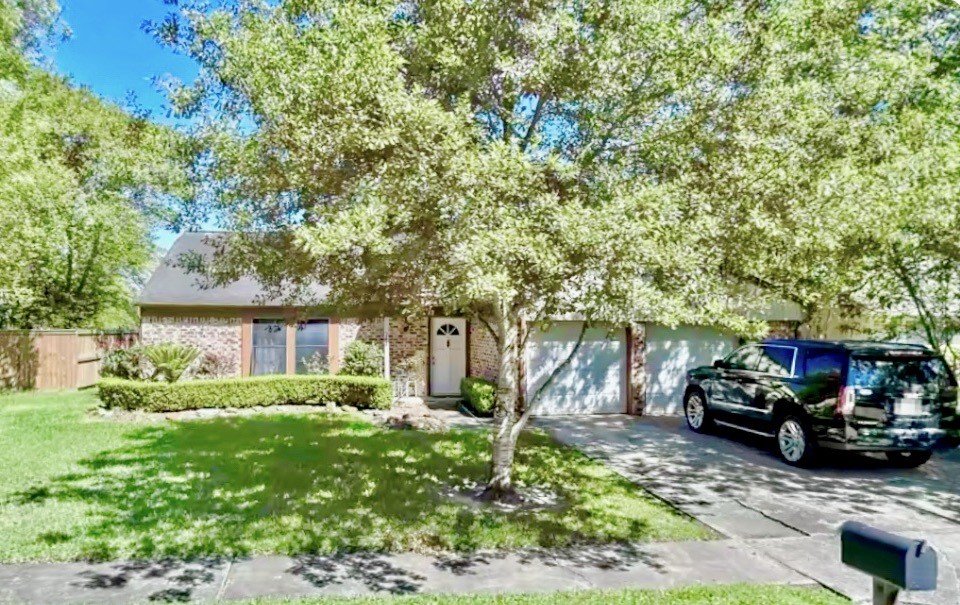 244 E Castle Harbour Drive Friendswood TX 77546