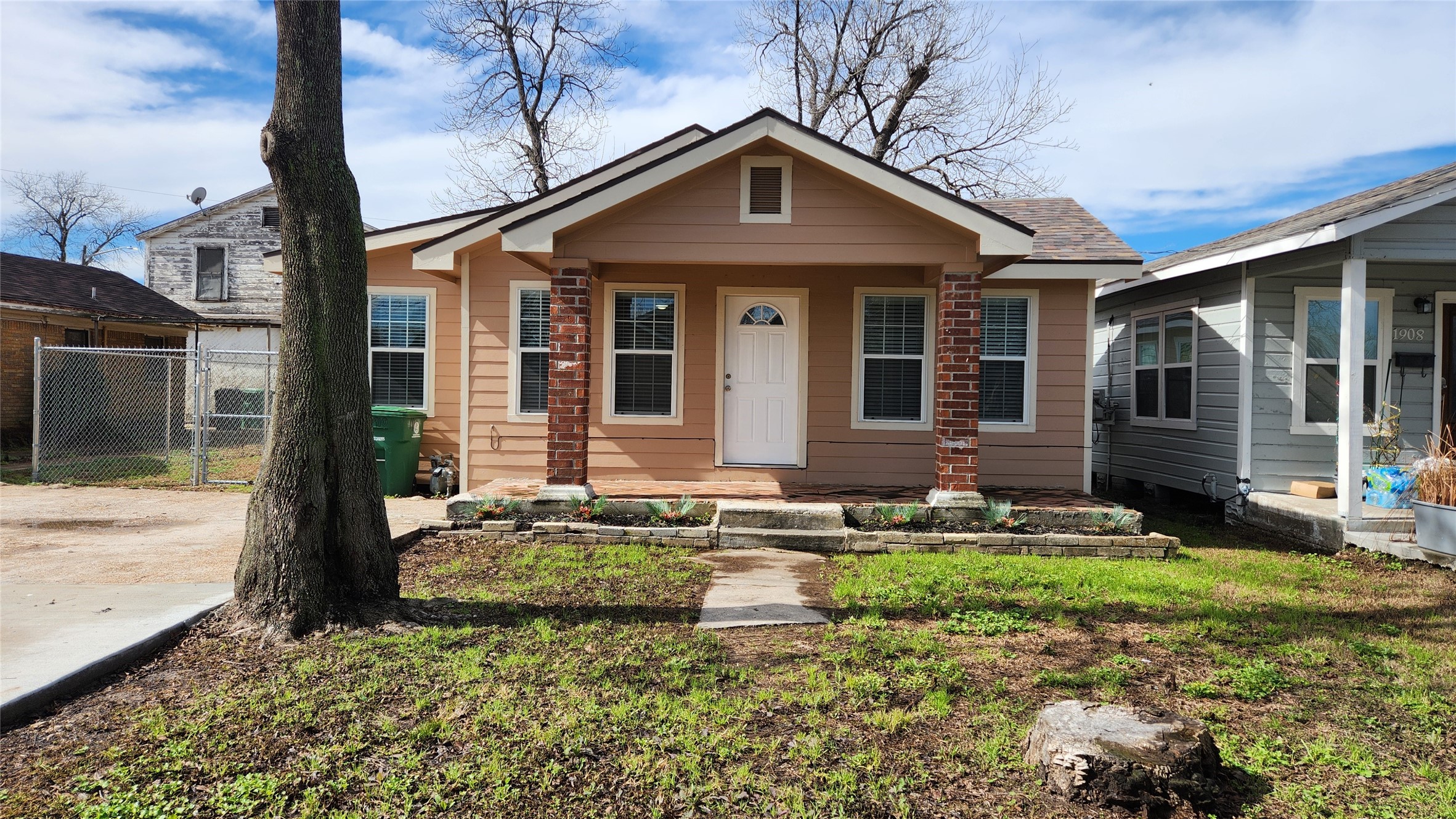 1910 Athos Street Houston TX 77012