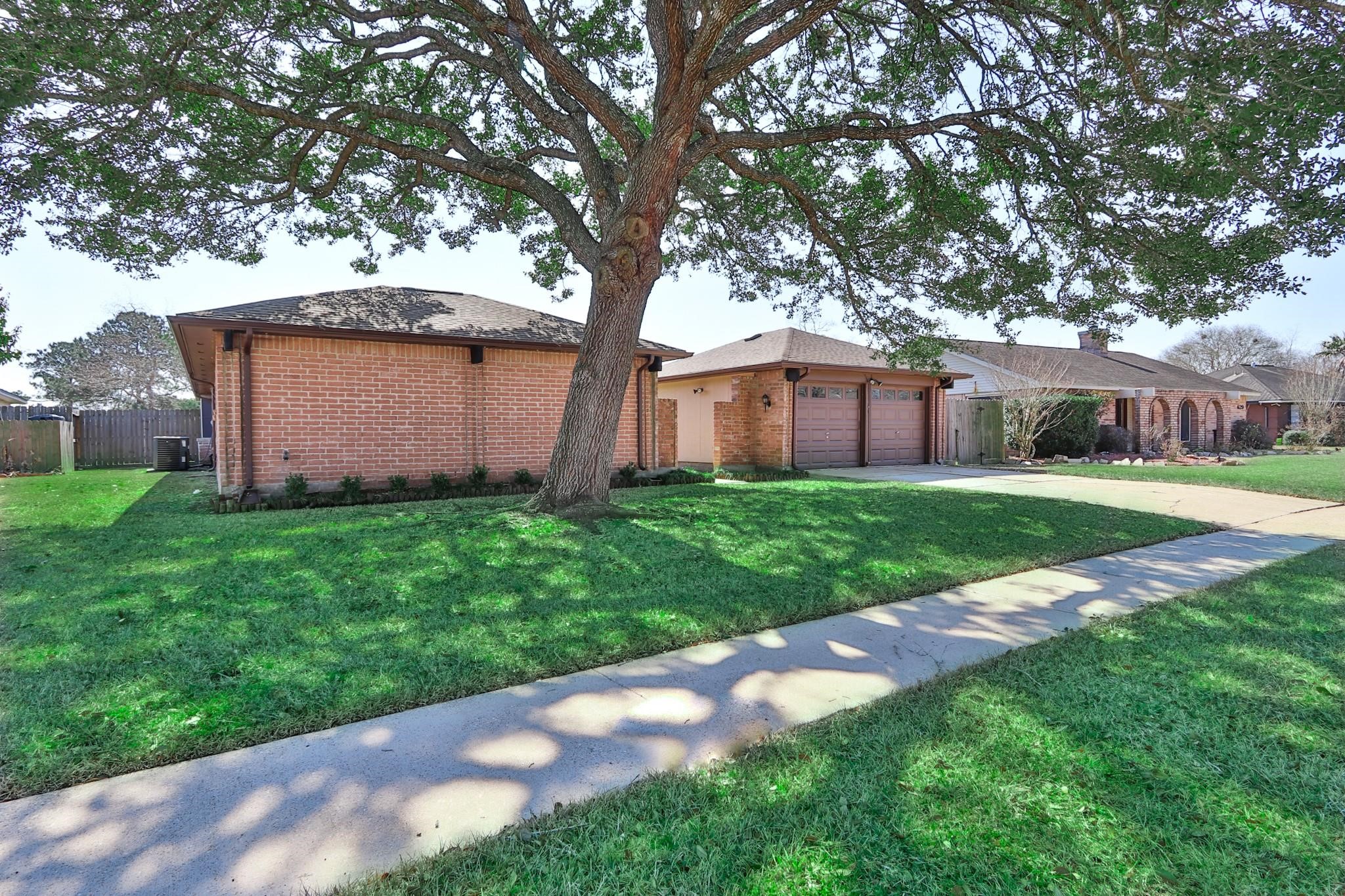 633 W Castle Harbour Drive Friendswood TX 77546