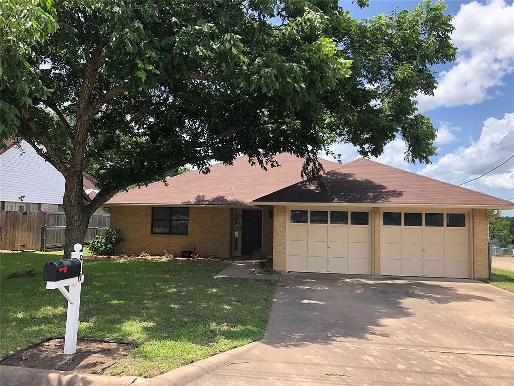 910 W Stone Street Brenham TX 77833