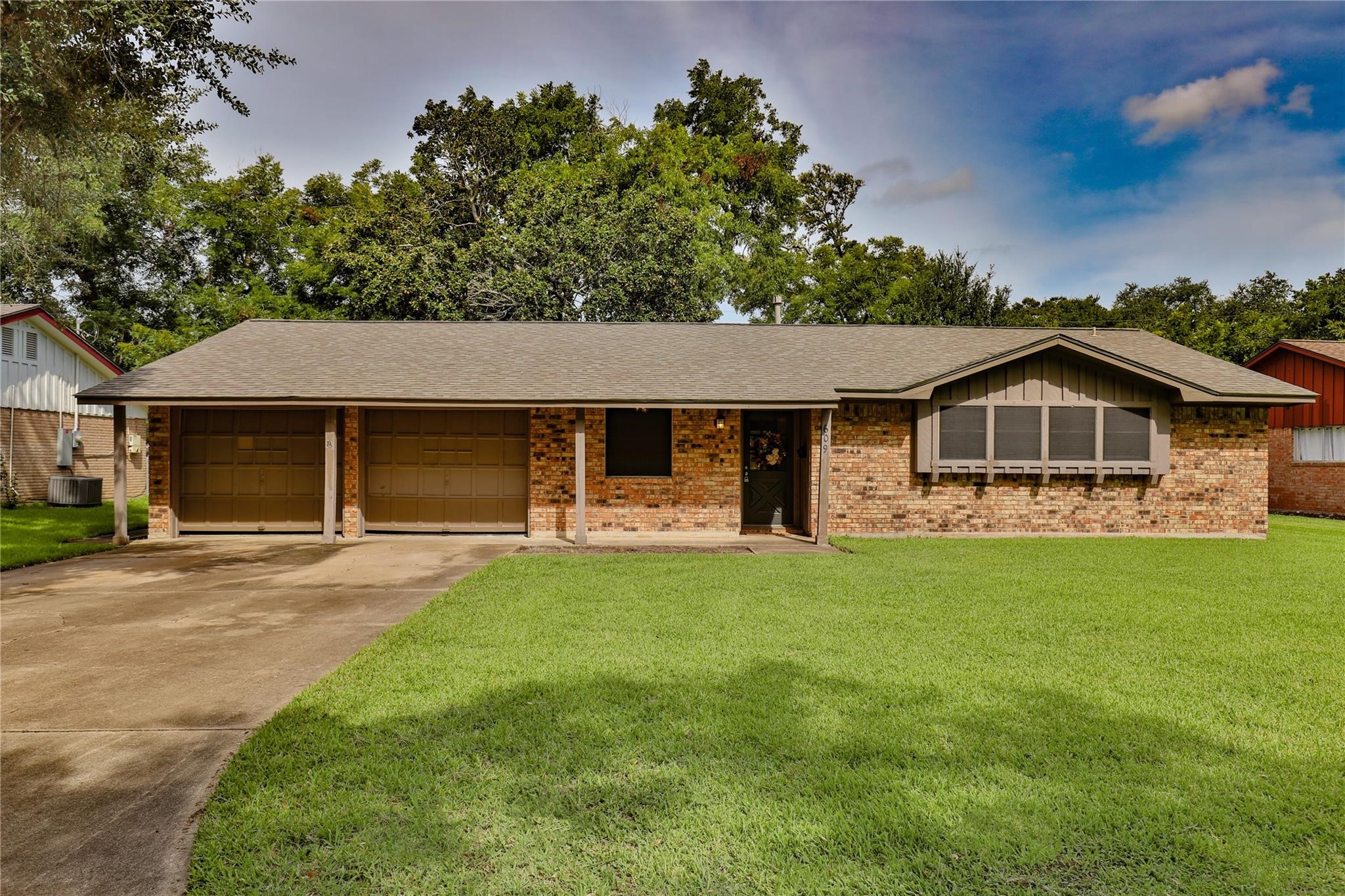 609 Sycamore Street Lake Jackson TX 77566