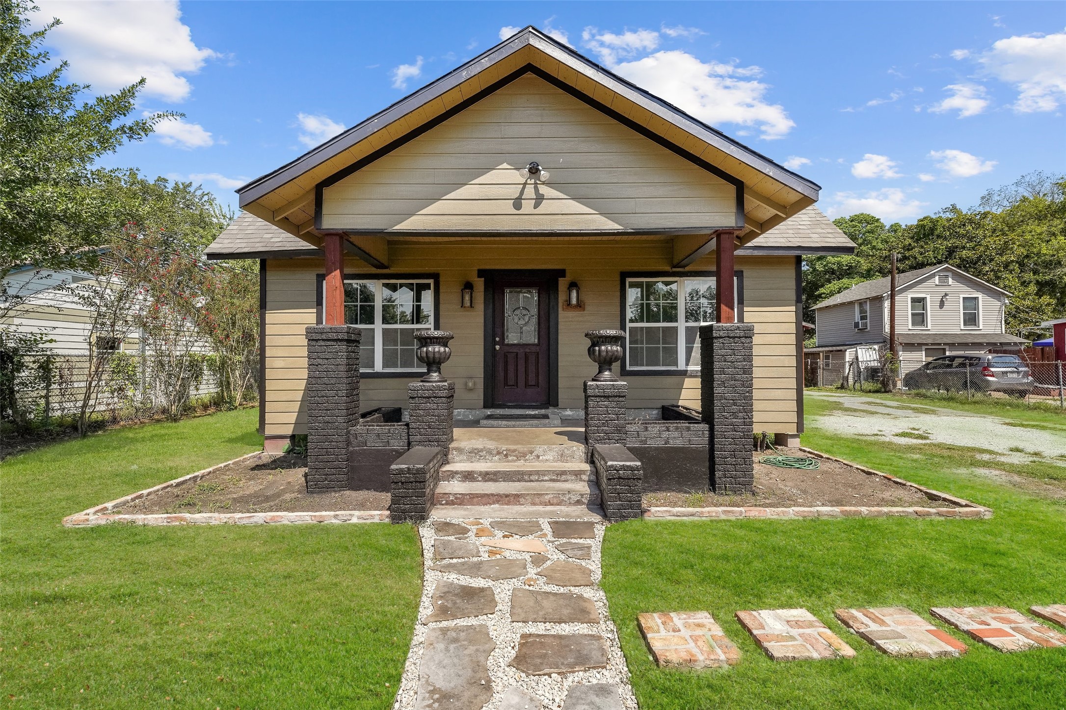 909 Melbourne Street Houston TX 77022