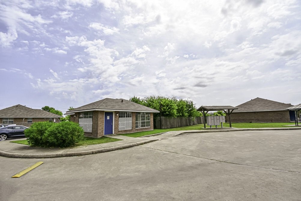 100 Justin Way Eagle Lake TX 77434