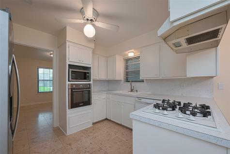 2002 Yorktown Court N League City TX 77573