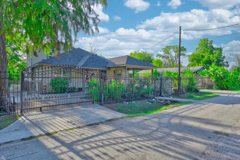 4825 Falls Street Houston TX 77026