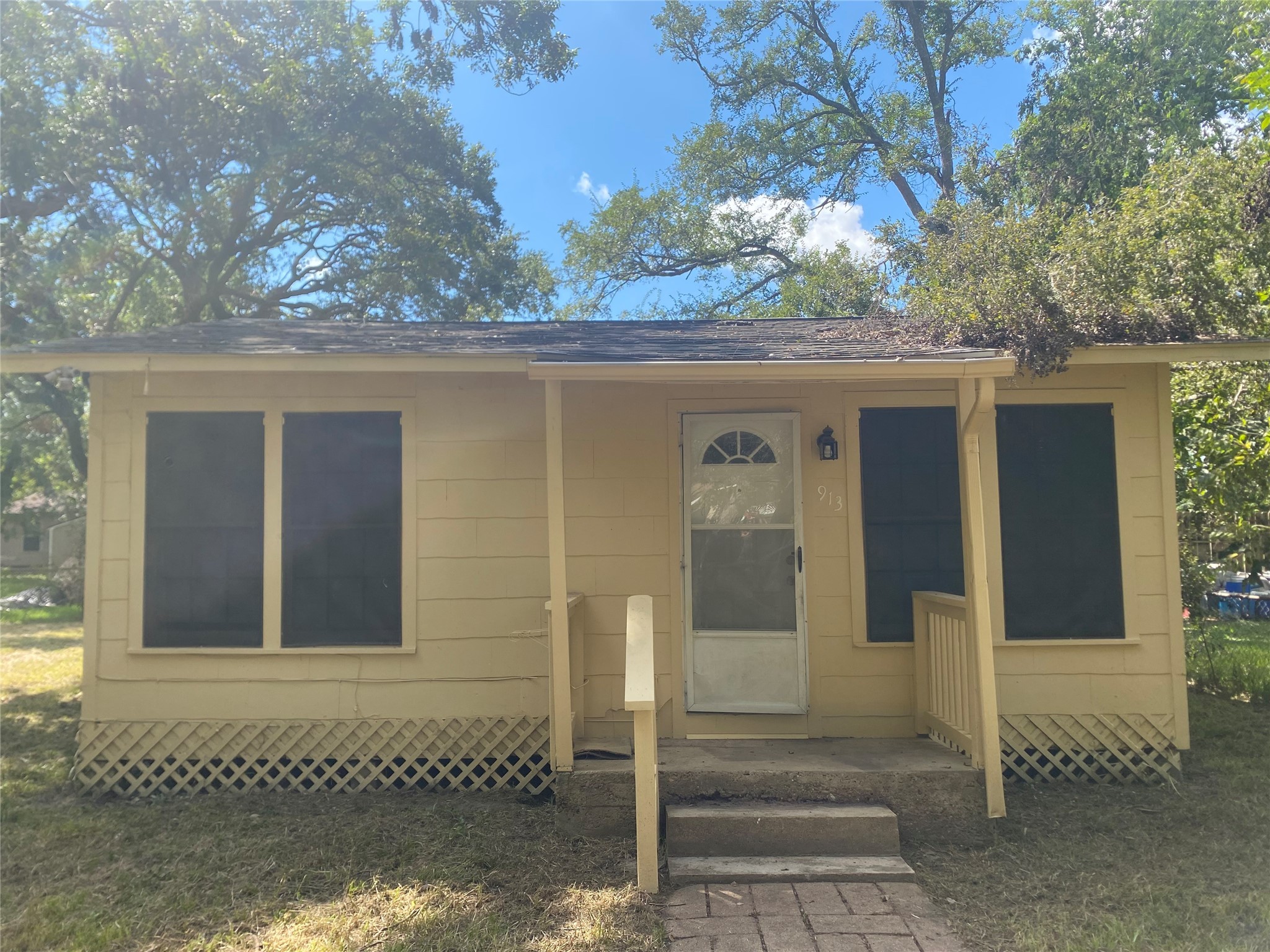913 Meyers Street Clute TX 77531