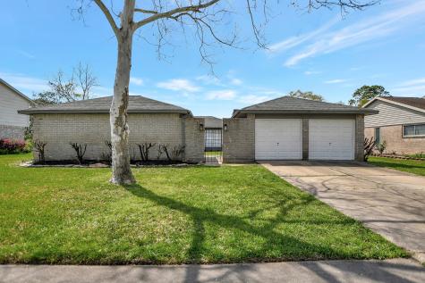 632 E Castle Harbour Drive Friendswood TX 77546