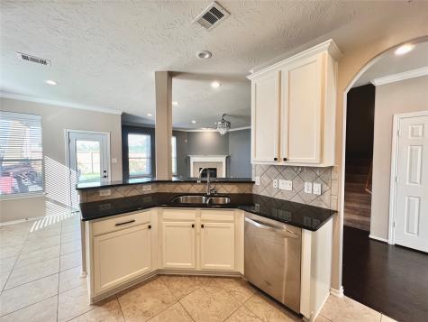 1946 Hawthorne Brook Fresno TX 77545