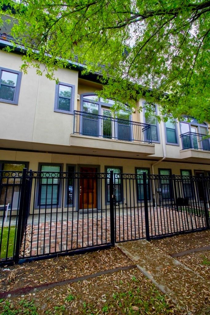 1113 Saint Charles Street Houston TX 77003