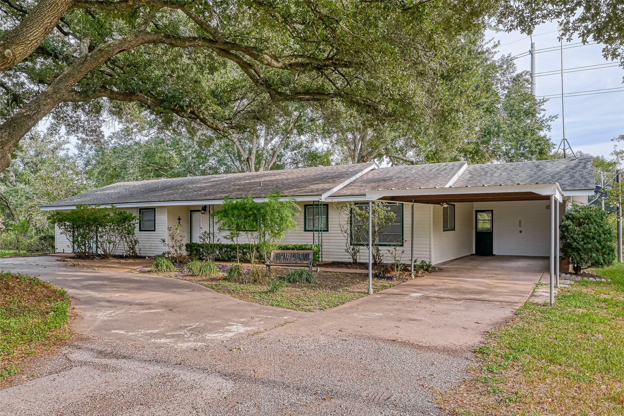 203 College Street East Bernard TX 77435