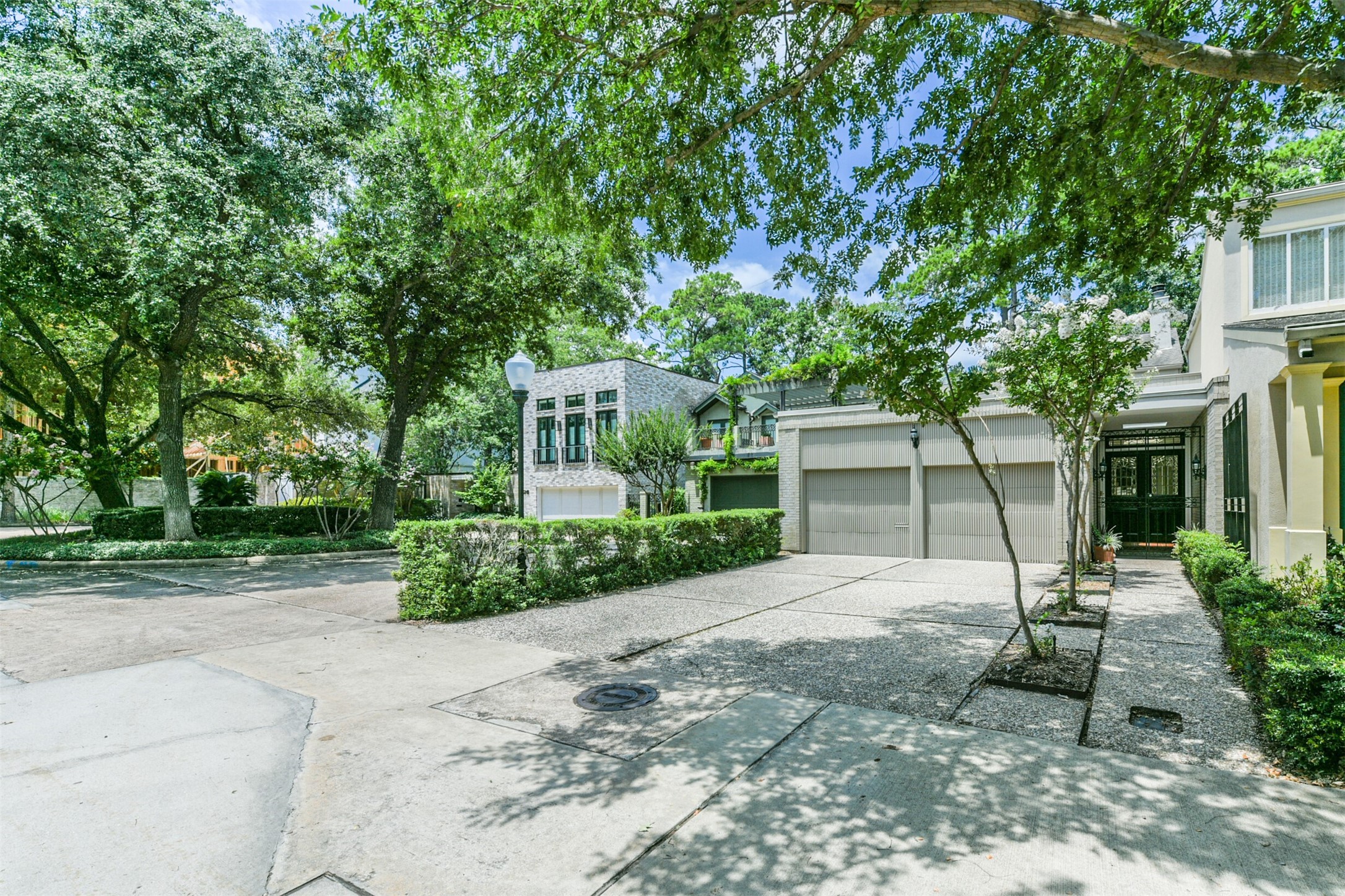 10 S Briar Hollow Lane 28 Houston TX 77027