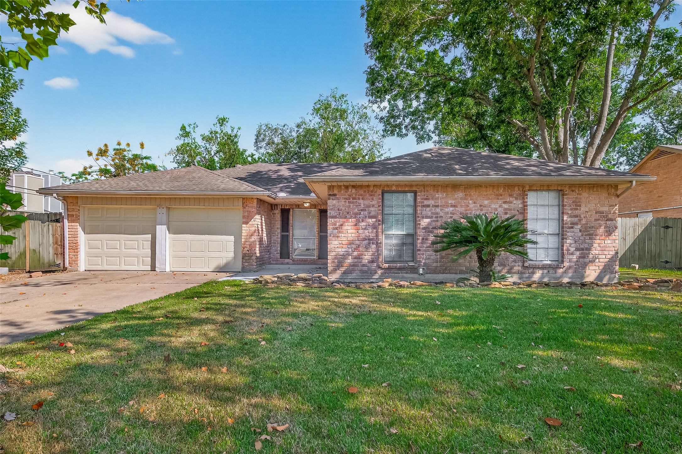 811 Lochmoor Lane Friendswood TX 77546