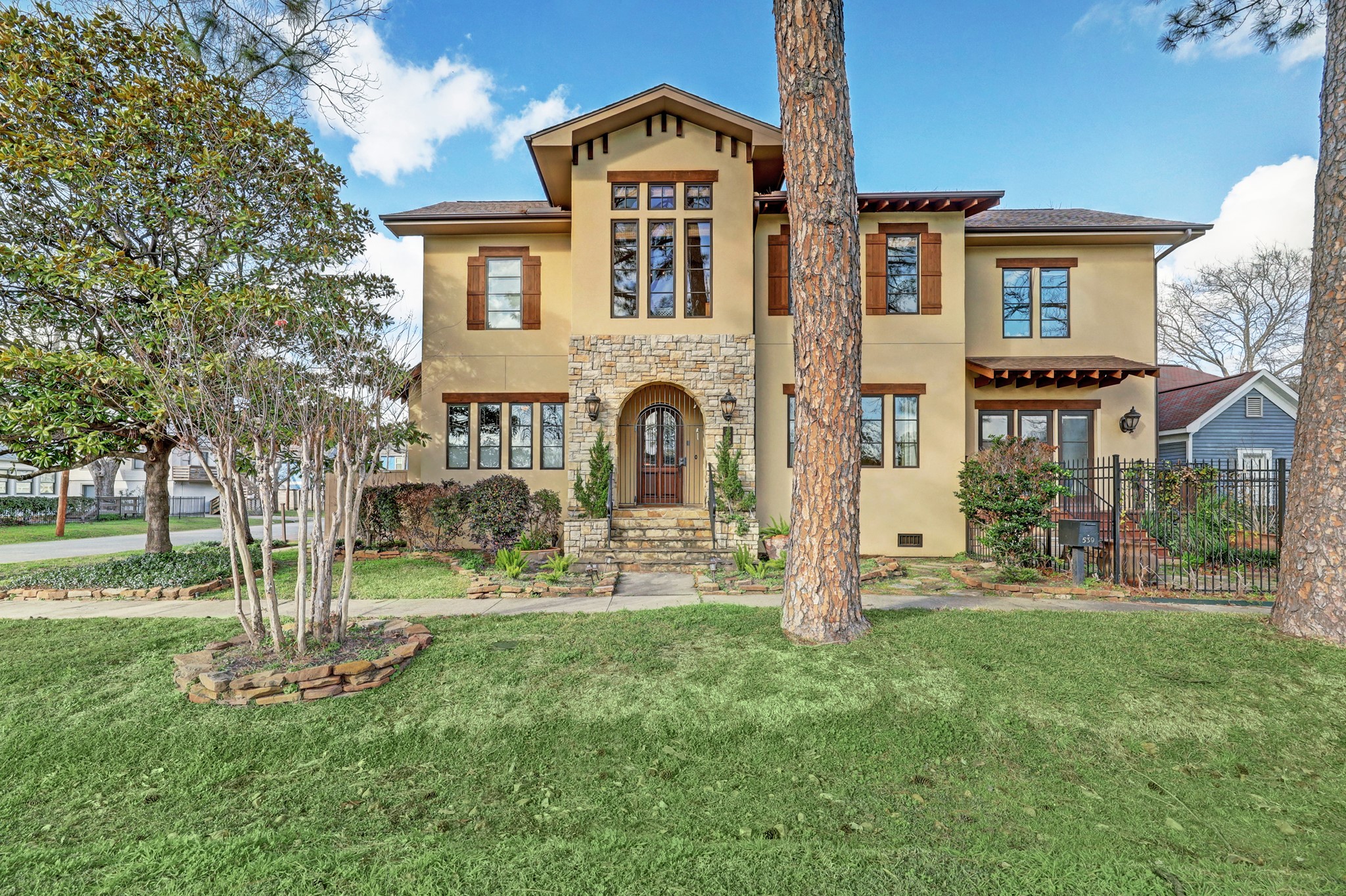 539 W 17th Street Houston TX 77008