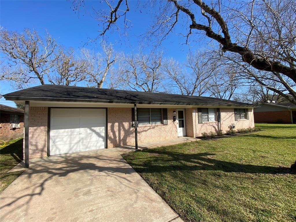 107 E Meadow Lane West Columbia TX 77486
