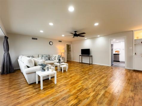 637 S Ripple Creek Drive 637 Houston TX 77057
