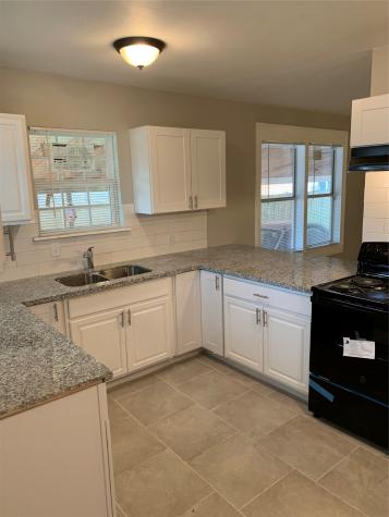 206 W James Street Baytown TX 77520