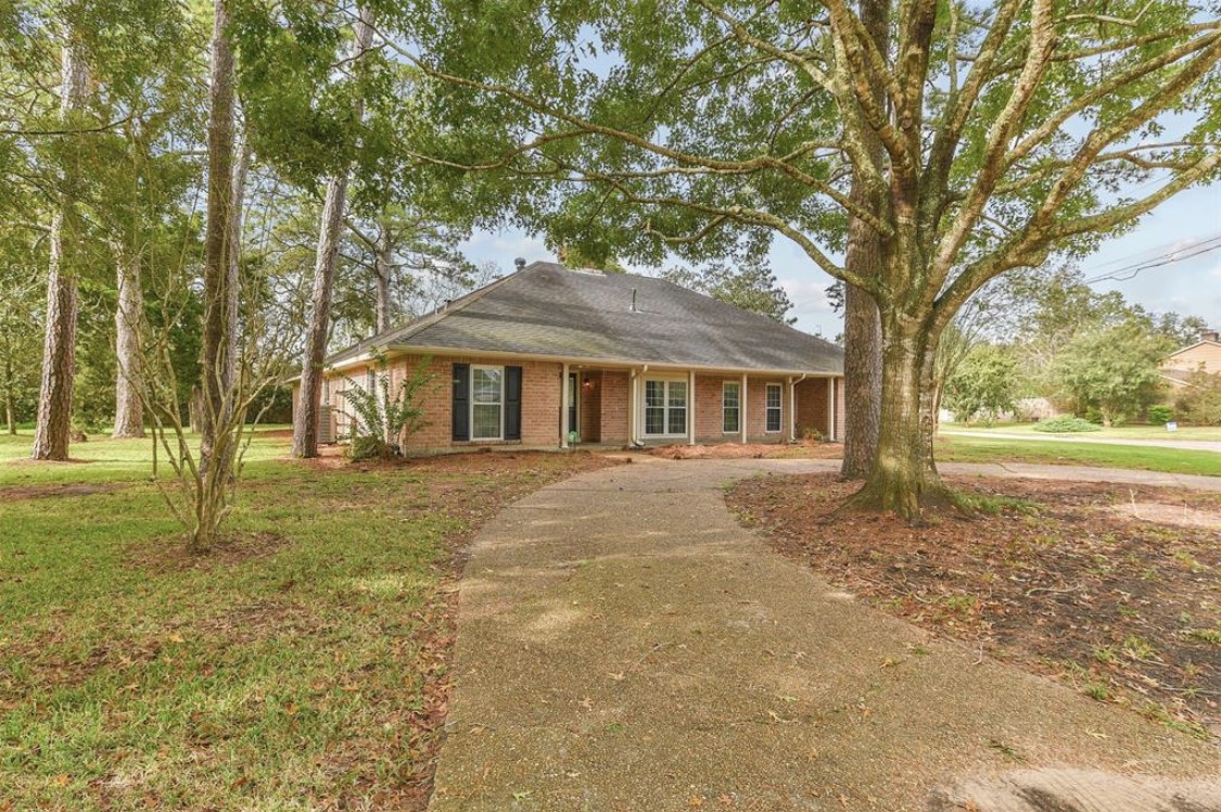 6 Whittier Drive Friendswood TX 77546