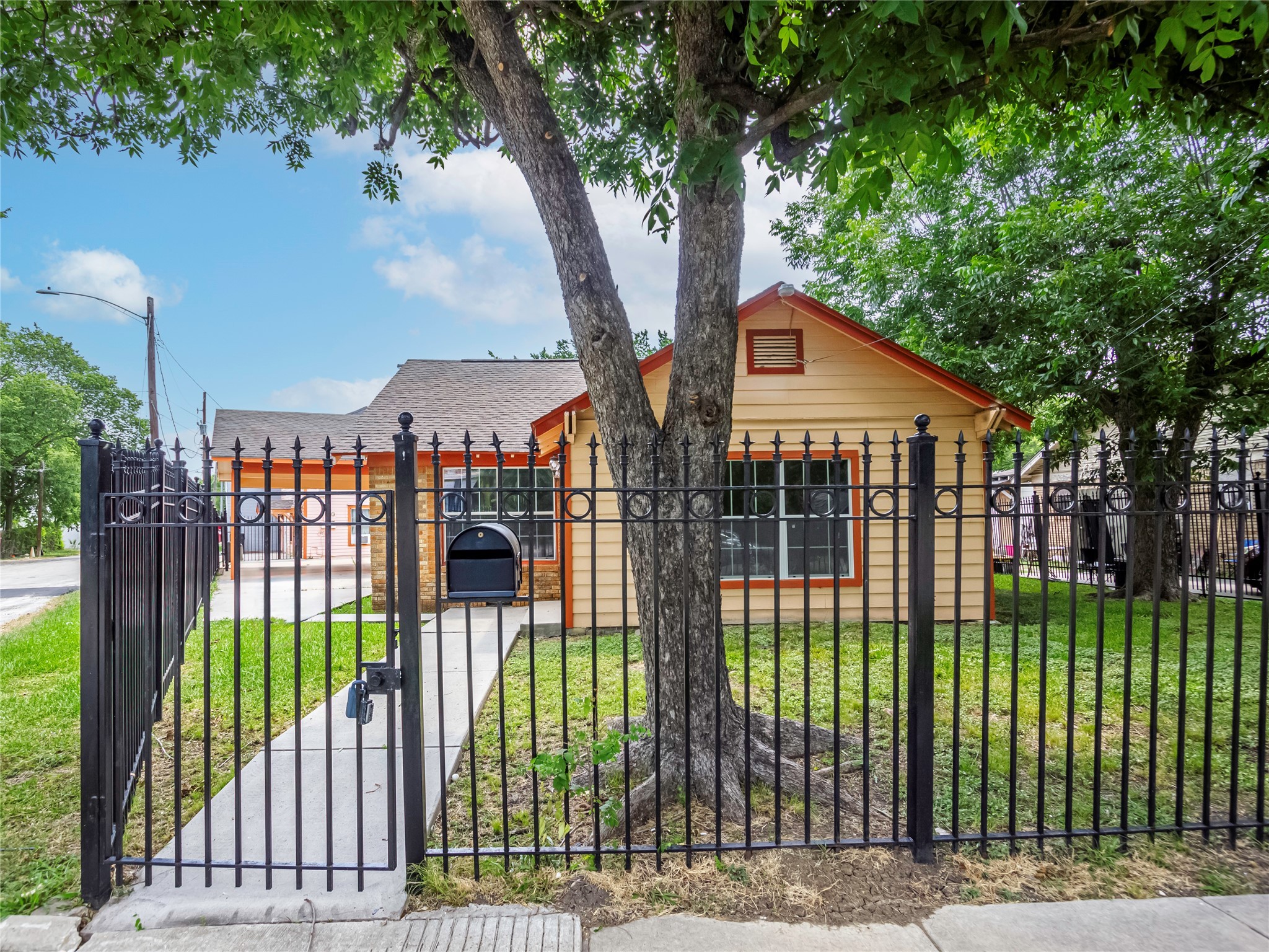 1001 Elliston Street Houston TX 77023