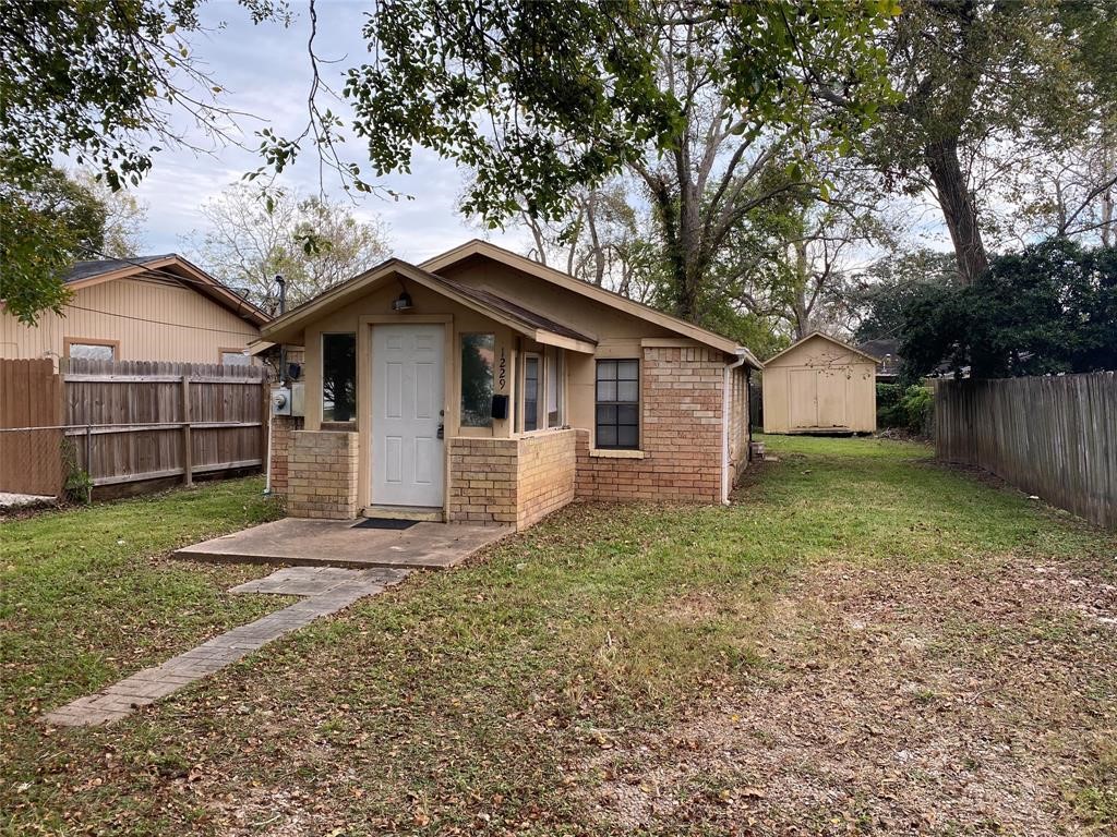 1229 E Kyle Road Clute TX 77531