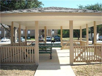 1304 W Avenue Hooks TX 75561