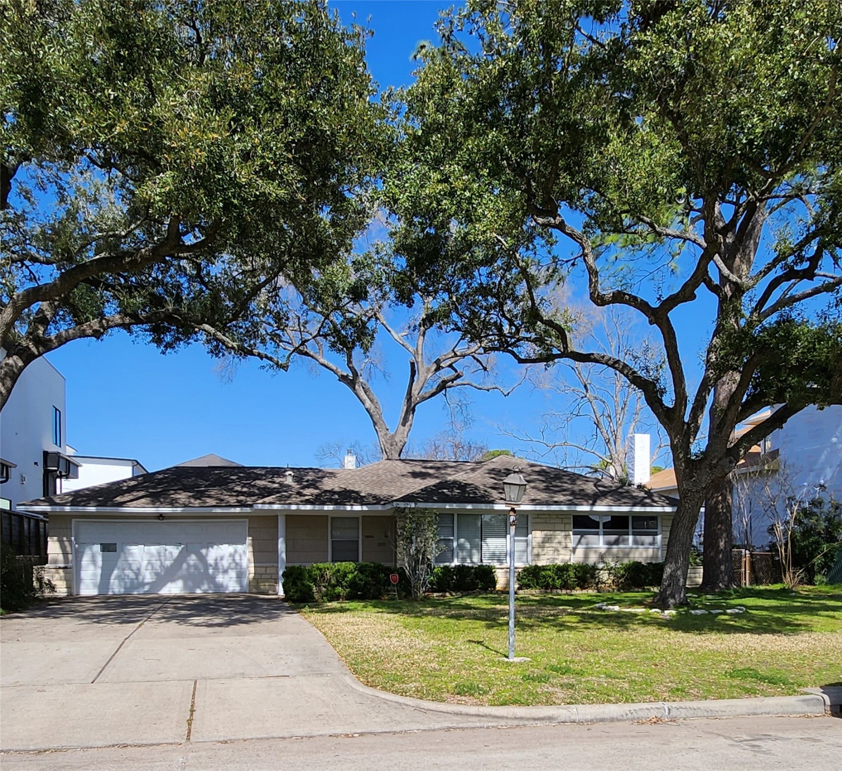 5004 Holt Street Bellaire TX 77401
