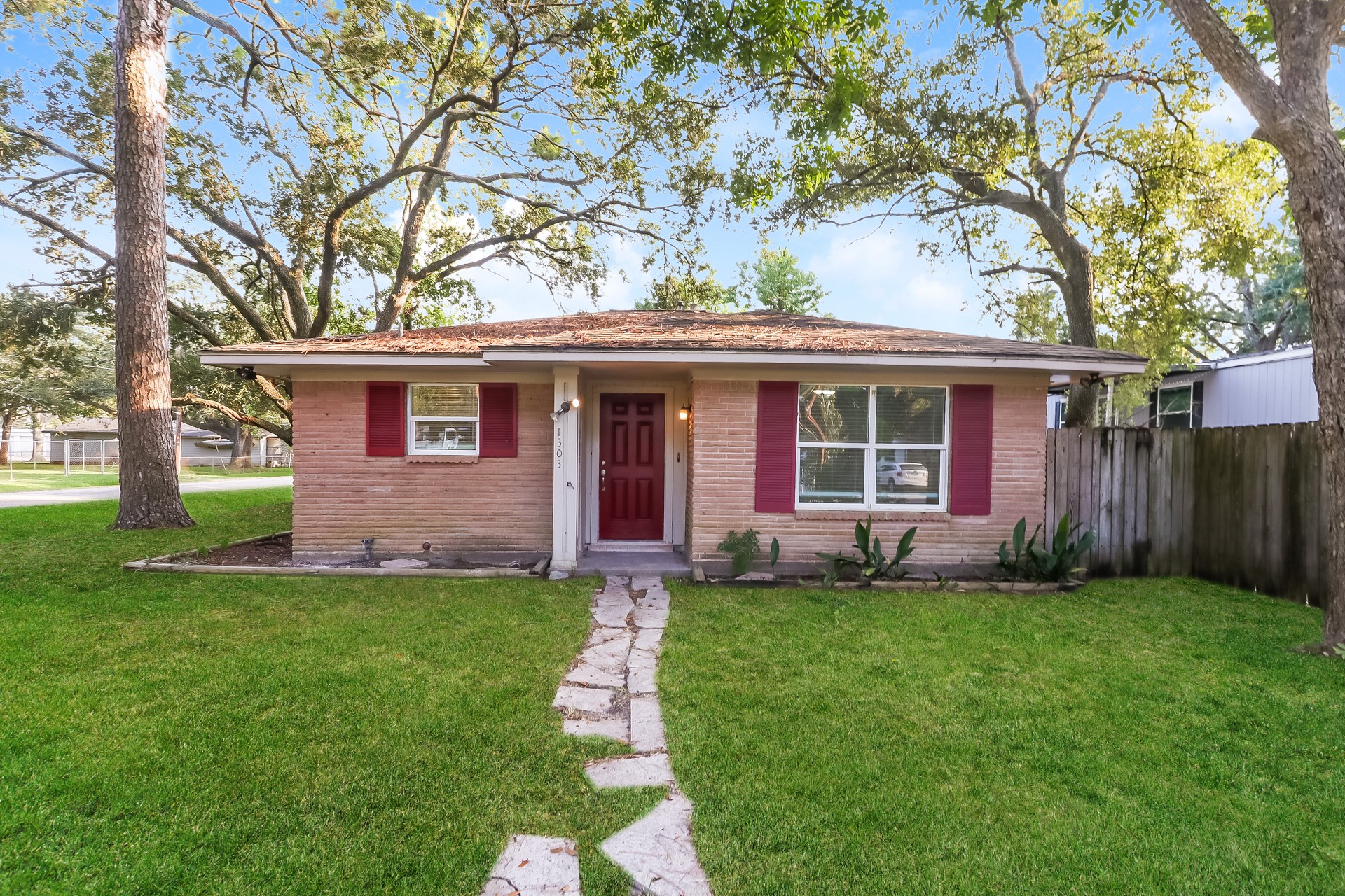 1303 W Phillips Street Alvin TX 77511