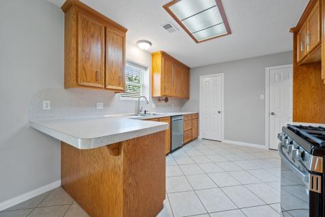 460 W Houston Street Highlands TX 77562