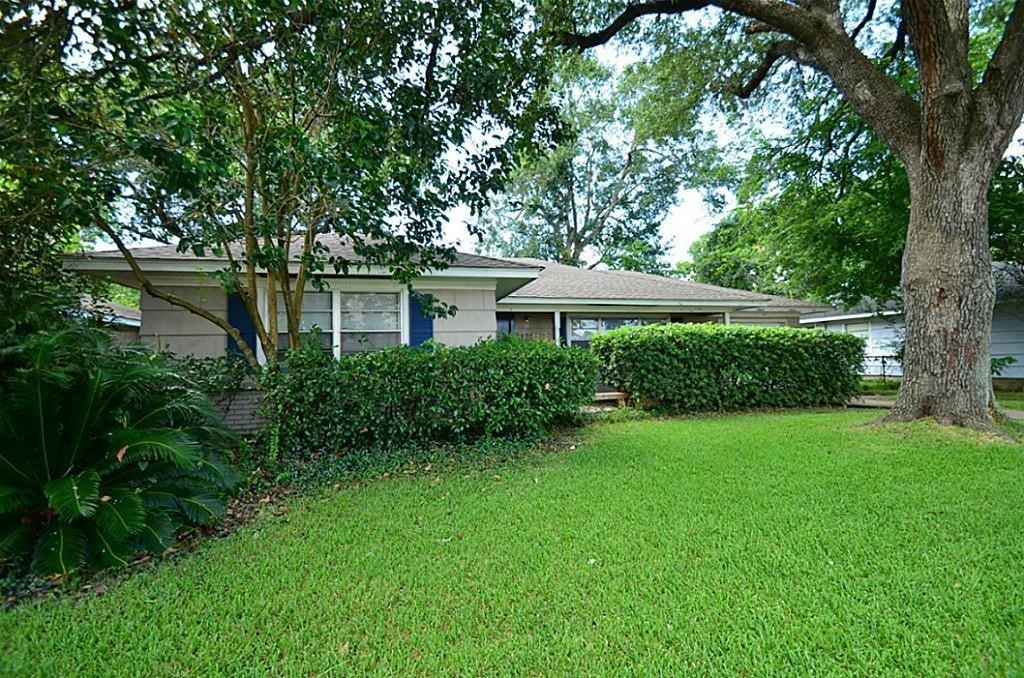 5121 Maple Street Bellaire TX 77401