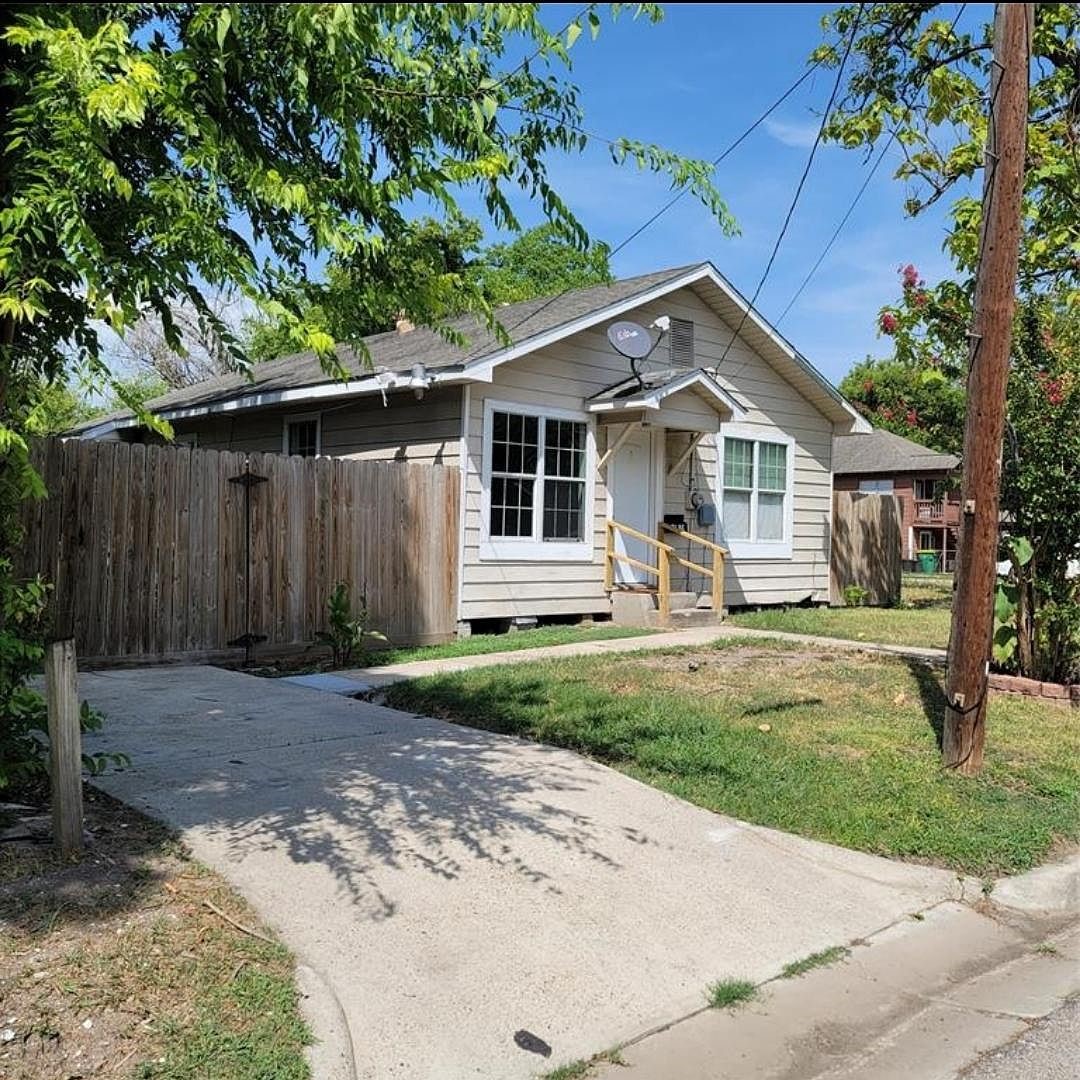 218 E Hunnicutt Street Baytown TX 77520