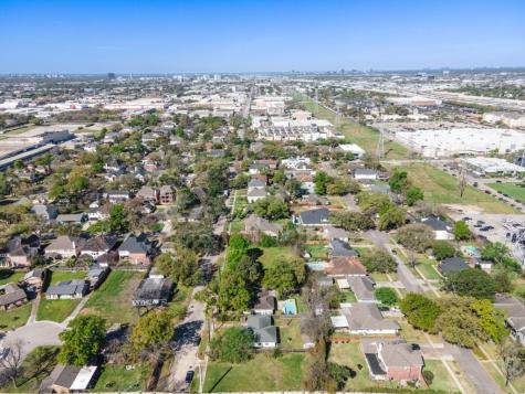 4710 Glenmont Street Bellaire TX 77401