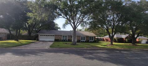 104 Royal Oaks Street Huntsville TX 77320