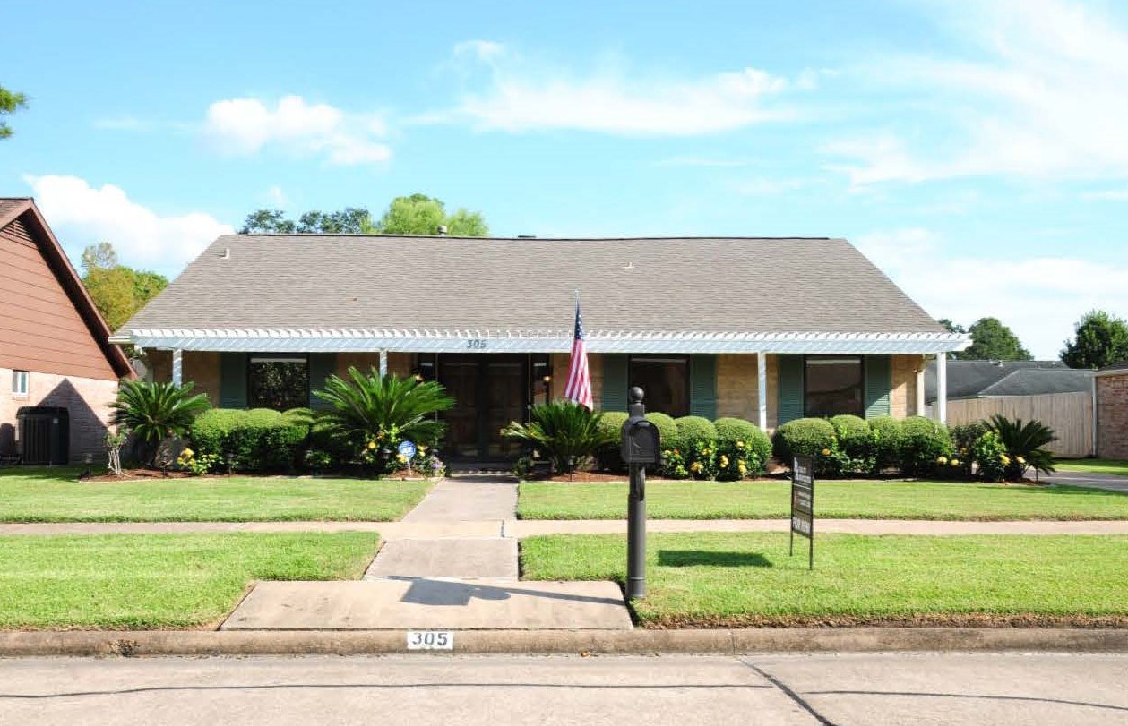305 W Castle Harbour Drive Friendswood TX 77546