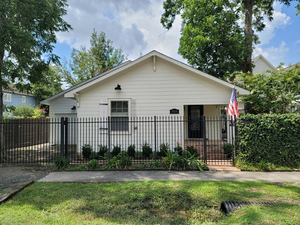 814 E 23rd Street Houston TX 77009