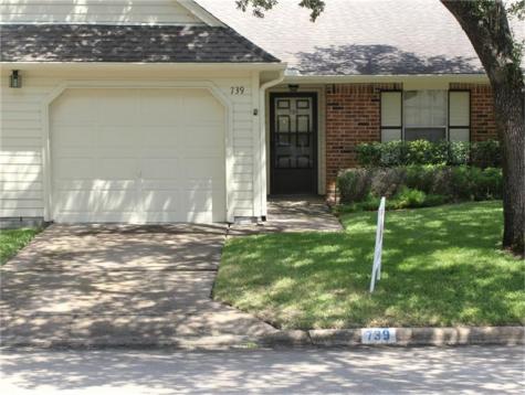 739 E Country Grove Circle Pearland TX 77584