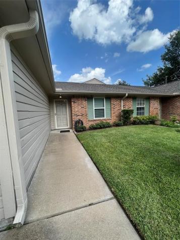 739 E Country Grove Circle Pearland TX 77584