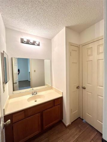 739 E Country Grove Circle Pearland TX 77584