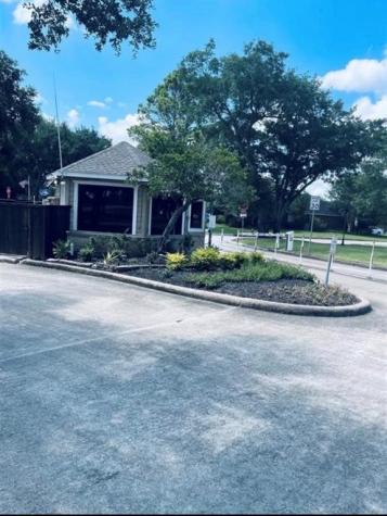 739 E Country Grove Circle Pearland TX 77584