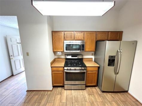 739 E Country Grove Circle Pearland TX 77584