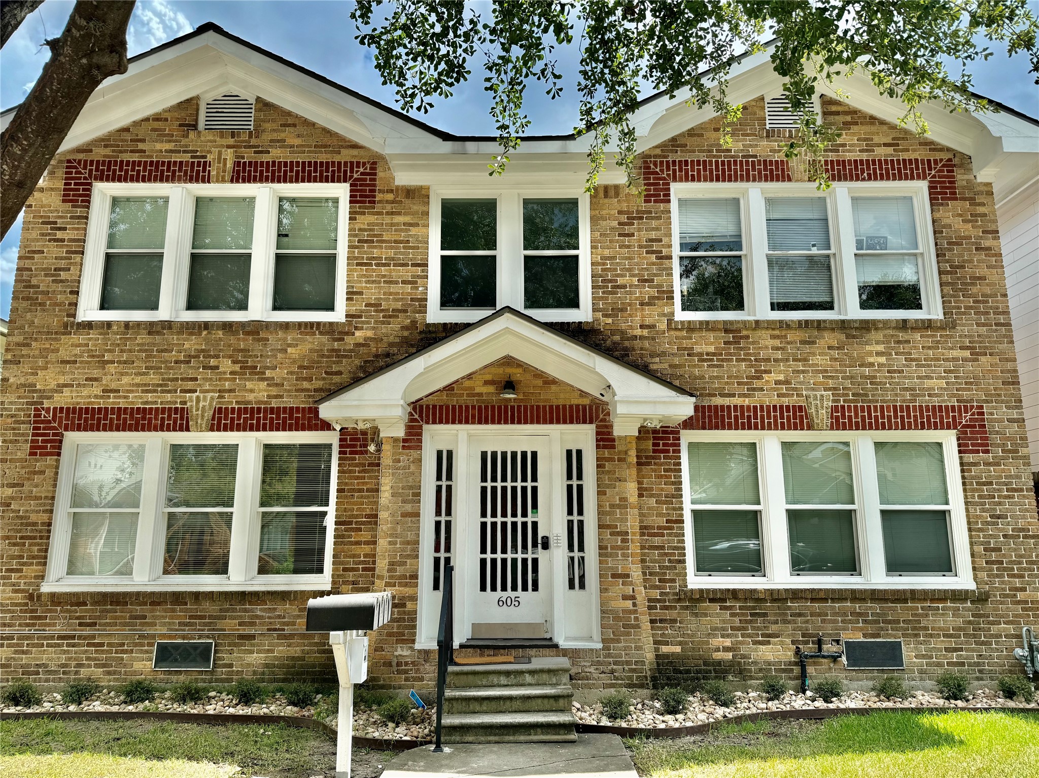 605 W Saulnier Street 2 Houston TX 77019